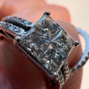 Elegant white gold Diamond Ring